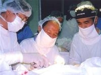 TS.BS Lê Đức Tố (giữa) - trong ca mổ trẻ mắc bệnh “chim sệ cánh” tại Trung tâm Chỉnh hình và phục hồi chức năng TP Vi