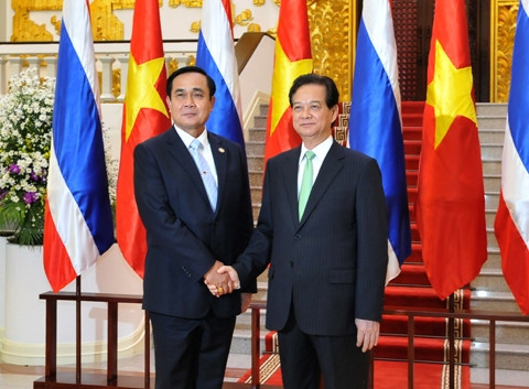 Thủ tướng Nguyễn Tấn Dũng đón Thủ tướng Thái-lan Pray-út Chan Ô-cha. Ảnh: ÐĂNG KHOA