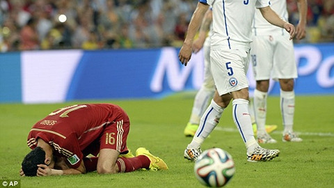 Sự tiếc nuối của Sergio Busquets sau khi để lỡ cơ hội hiếm hoi trong trận đấu với Chile. (ảnh: AP)