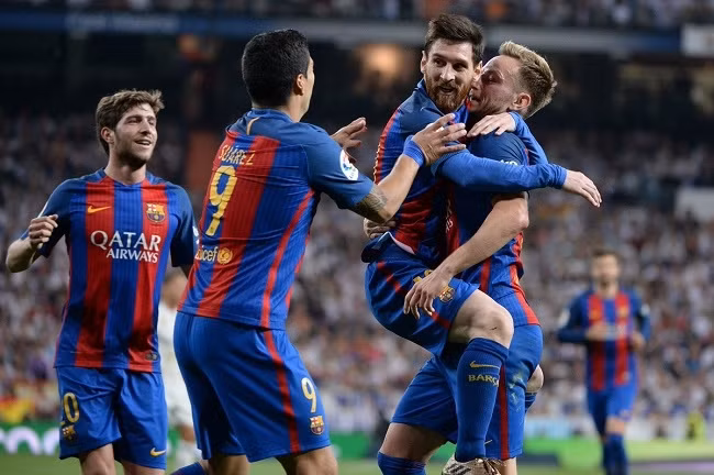 Các cầu thủ Barca ăn mừng bàn thắng ấn định tỷ số của Messi. Ảnh: Goal