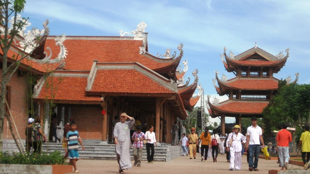 Đông đảo khách thập phương đến viếng Thiền Viện Trúc lâm Phương Nam.