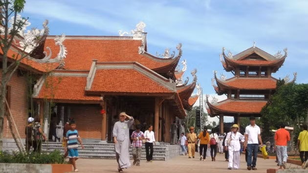 Đông đảo khách thập phương đến viếng Thiền Viện Trúc lâm Phương Nam.