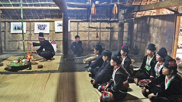 Trưởng bản cúng trong nhà trước khi thực hiện nghi lễ cúng ngoài trời.