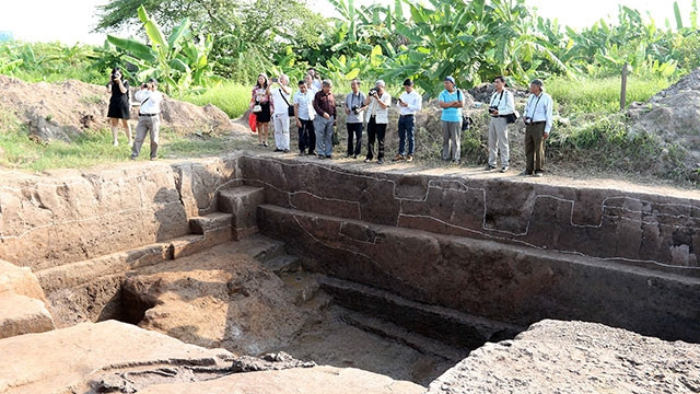 Các nhà khoa học khảo sát một hố khai quật ở Vườn Chuối.