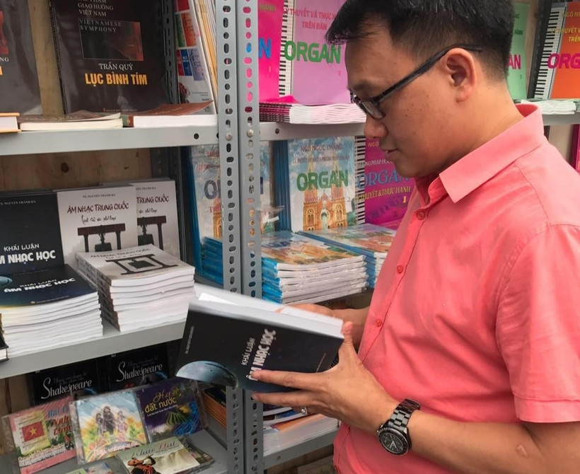 TS Nguyễn Thanh Hà giới thiệu sách tại Hội sách Việt Nam.