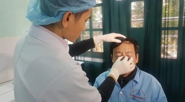 Bác sĩ Nghĩa đã được mổ nâng sống mũi bị gãy.