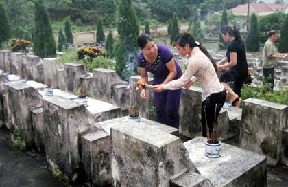 Cựu quân nhân F356 đặt ghế đá tại Nghĩa trang liệt sĩ Quốc gia Vị Xuyên, Hà Giang