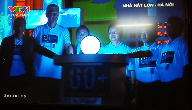 Lãnh đạo các bộ, ngành bấm nút khởi động một giờ tắt đèn.