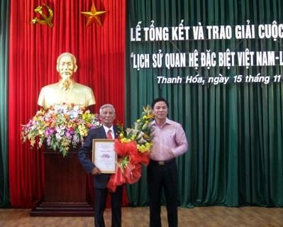 Lãnh đạo Ban Tuyên giáo Tỉnh ủy Thanh Hóa trao giải nhất cho ông Lê Reo