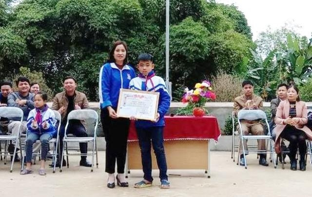 Đại diện Huyện đoàn Ngọc Lặc trao tặng Giấy khen, tôn vinh học sinh có hành động đẹp.