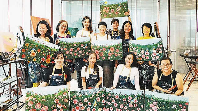 Các thành viên của lớp trong một buổi học vẽ.