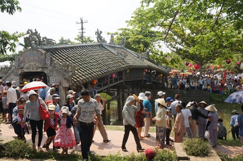 Cầu ngói Thanh Toàn, điểm đến thu hút đông du khách trong dịp Festival Huế 2014.