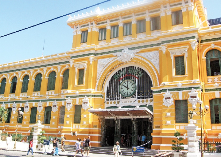 Tòa nhà Bưu điện TP Hồ Chí Minh được sơn lại mầu vàng đang gây ra nhiều tranh cãi.