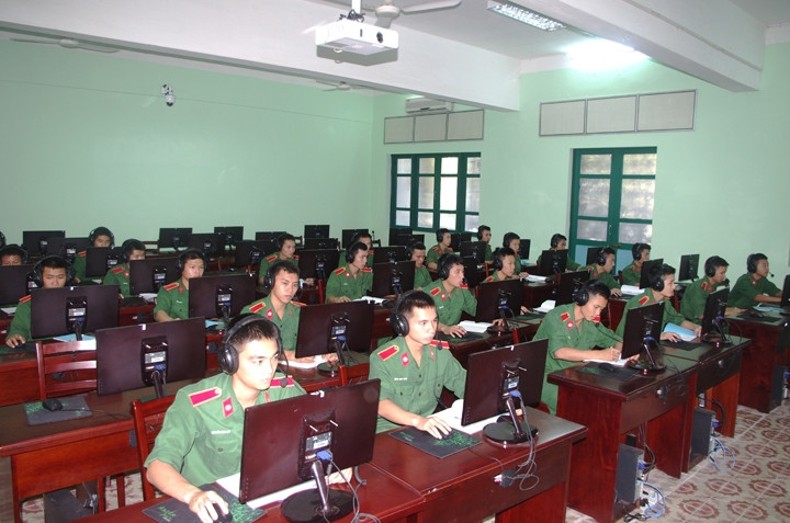Học viên Trường Sĩ quan Thông tin (Binh chủng Thông tin liên lạc) trong giờ học ngoại ngữ.