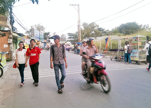 Sinh viên phải đi xuống dưới lòng đường do vỉa hè chưa xây dựng hoặc đã bị chiếm dụng.