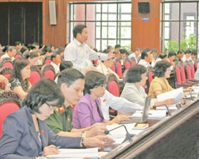 Các Đại biểu QH thảo luận tại hội trường.