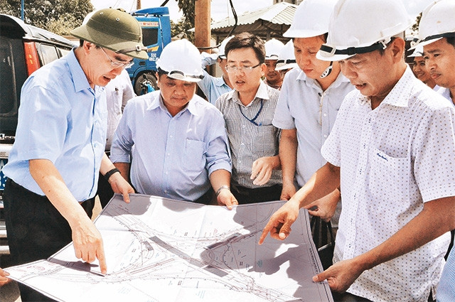 Đồng chí Nguyễn Thiện Nhân, Ủy viên Bộ Chính trị, Bí thư Thành ủy TP Hồ Chí Minh khảo sát tình hình giao thông tại khu vực cảng Cát Lái.