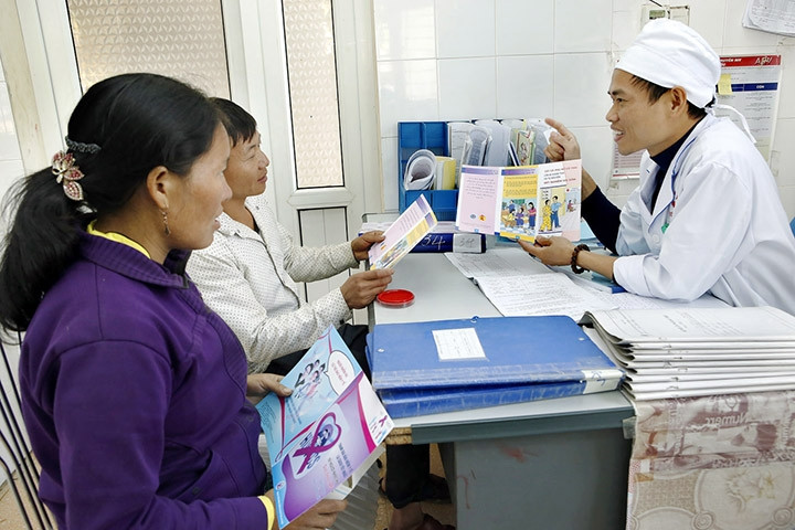 Cán bộ y tế tuyên truyền các biện pháp phòng, chống HIV/AIDS cho người dân (Ảnh: DƯƠNG NGỌC).