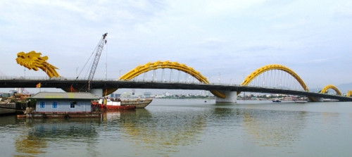 Cầu Rồng, biểu tượng mới của Đà Nẵng vươn mình ra biển.