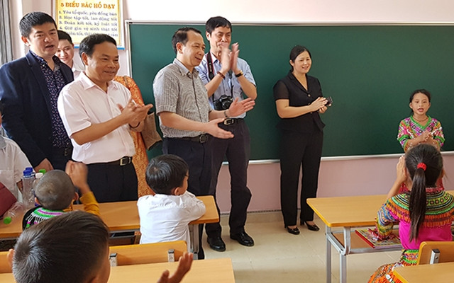 Ðồng chí Ðinh Như Hoan, đồng chí Trần Ðức Quý, đồng chí Ðặng Thị Phượng (Phó Chủ tịch huyện Vị Xuyên) thăm các lớp học. 