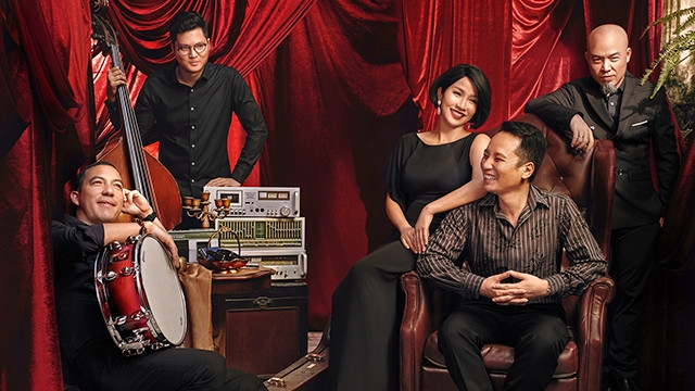 Ca sĩ Mỹ Linh và ban nhạc Anh Em.