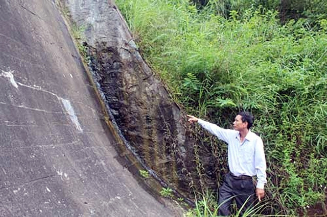 Tràn xả lũ hồ Khuôn Thần (Lục Ngạn) bị rò rỉ, thẩm thấu. Ảnh: TRỊNH LAN