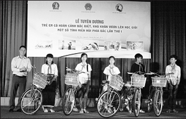 Trao xe đạp tặng các em thiếu nhi có hoàn cảnh khó khăn vươn lên học giỏi của tỉnh Yên Bái.