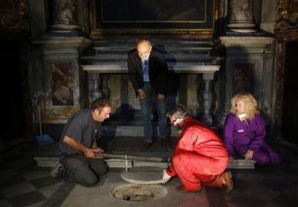 Hầm mộ bằng đá được cắt ra để tìm kiếm mối liên hệ với nàng Mona Lisa.