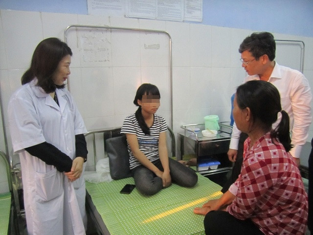 Lãnh đạo UBND tỉnh Hưng Yên thăm, hỏi động viên, tặng quà cháu Nguyễn Thị H.Y tại Bệnh viện Tâm Thần kinh Hưng Yên.
