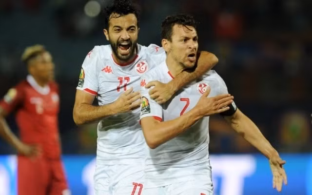 Youssef Msakni (số 7) ăn mừng bàn thắng nâng tỷ số lên 2-0 cho Tunisia cùng đồng đội Taha Yassine Khenissi.