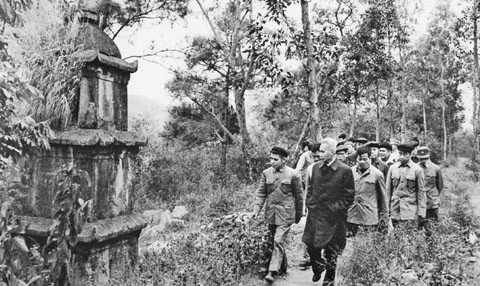 Thủ tướng Phạm Văn Đồng thăm khu di tích Côn Sơn (1976). Ảnh tư liệu 