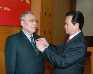 Thủ tướng Nguyễn Tấn Dũng trao Huy hiệu 70 năm tuổi đảng tặng đồng chí Ðồng Sỹ Nguyên