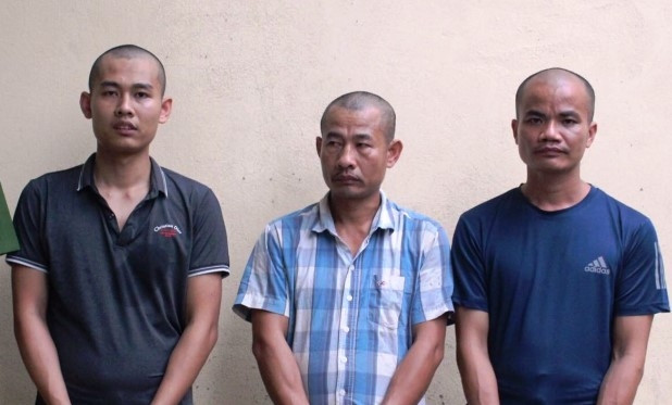 Các đối tượng đang bị tạm giữ tại Công an huyện Lương Sơn.