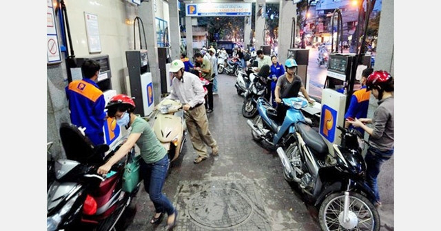 Xăng dầu là một trong những mặt hàng đặc biệt, cần được kiểm soát chặt chẽ phương án giá và mức giá. Trong ảnh: Khách hàng mua xăng tại cây xăng trên đường Láng. Ảnh: HOÀNG MINH