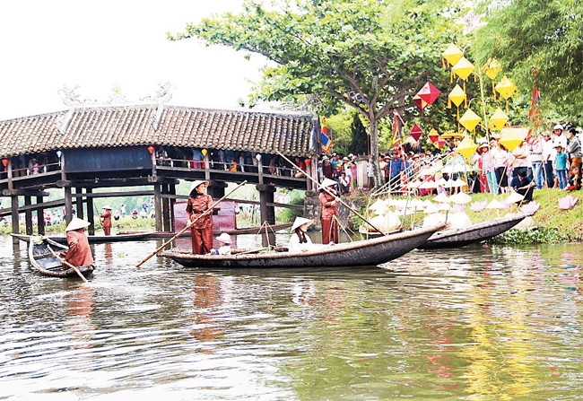 Chợ quê ngày hội tại cầu ngói Thanh Toàn (thị xã Hương Thủy, tỉnh Thừa Thiên - Huế) là một điểm đến hấp dẫn du khách.