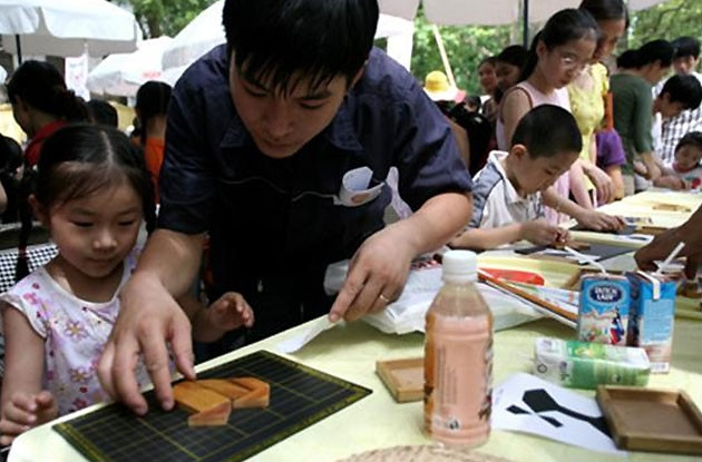 Hướng dẫn trẻ em lắp ghép trò chơi Trí Uẩn.