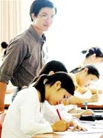 Thí sinh làm bài thi trong kỳ thi
tuyển sinh ĐH năm 2006 -
Ảnh: Tiền phong.