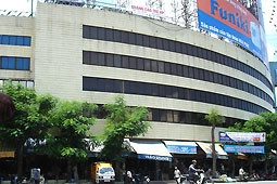 Chợ Sắt chiếc vỏ hộp hào nhoáng đắt tiền
mà thiếu hữu dụng.