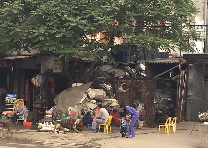 Khu tập kết phế liệu nằm trong khu dân cư tại phường Đồng Mai, quận Hà Đông, TP Hà Nội.
