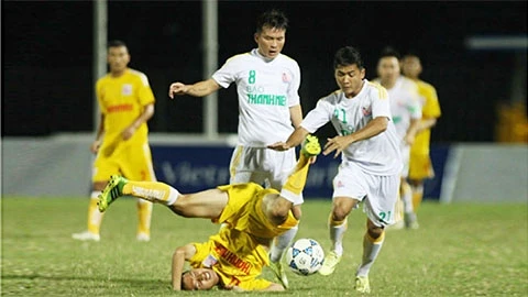 Các cầu thủ U21 SLNA (áo trắng) đã lên ngôi vô địch Giải U21 quốc gia 2014. (ảnh minh họa)