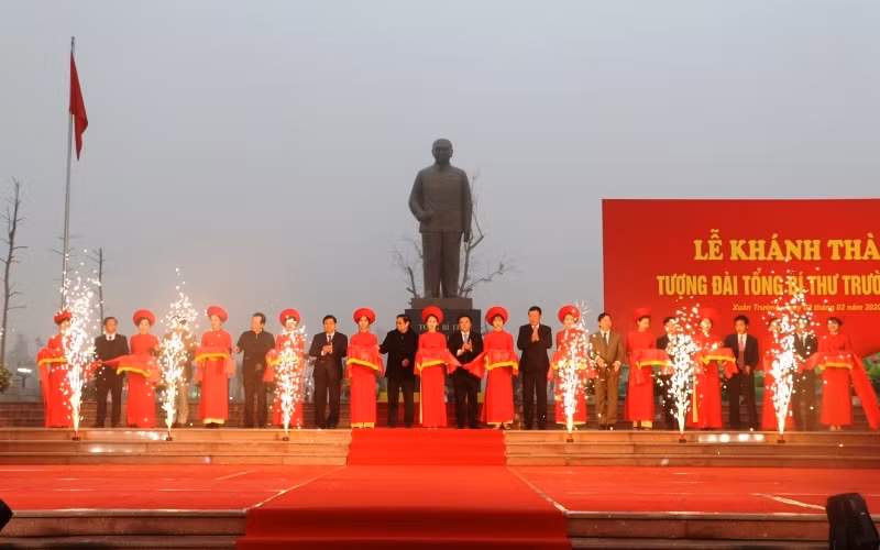 Các đại biểu cắt băng khánh thành tượng đài Tổng Bí thư Trường Chinh.