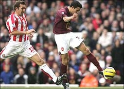 Van Persie thay thế xứng đáng Bergkamp