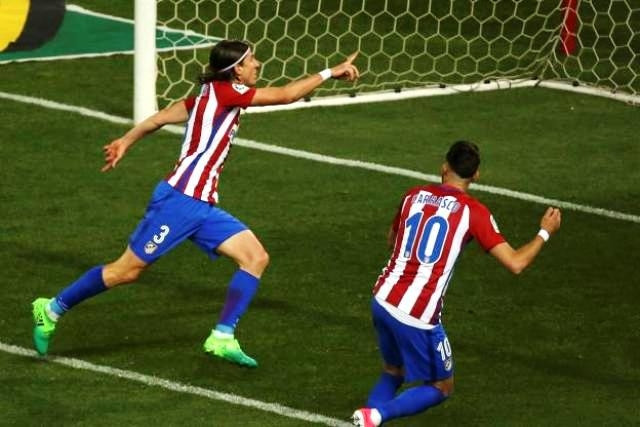 Filipe Luis (bên trái) của câu lạc bộ Atletico Madrid ghi bàn thắng duy nhất của trận đấu trong trận gặp Sociedad. (Ảnh: Reuters)