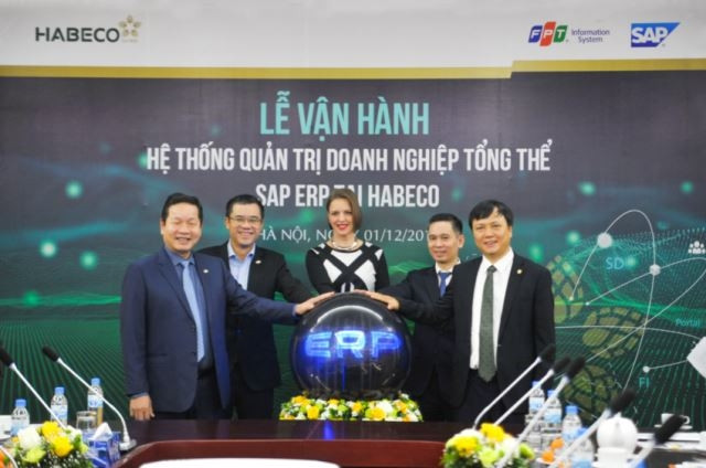 Các đại biểu cùng chạm tay vào quả cầu tượng trưng chính thức vận hành hệ thống quản trị doanh nghiệp tổng thể tại HABECO.