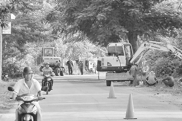 Nhiều tuyến đường ở huyện Côn Ðảo (tỉnh Bà Rịa - Vũng Tàu) được gấp rút hoàn thiện, phục vụ nhu cầu dân sinh và du lịch.