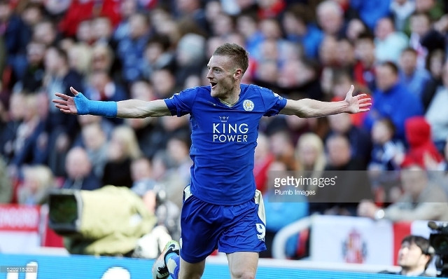 Ngôi sao J. Vardy ghi cả hai bàn thắng cho Leicester.