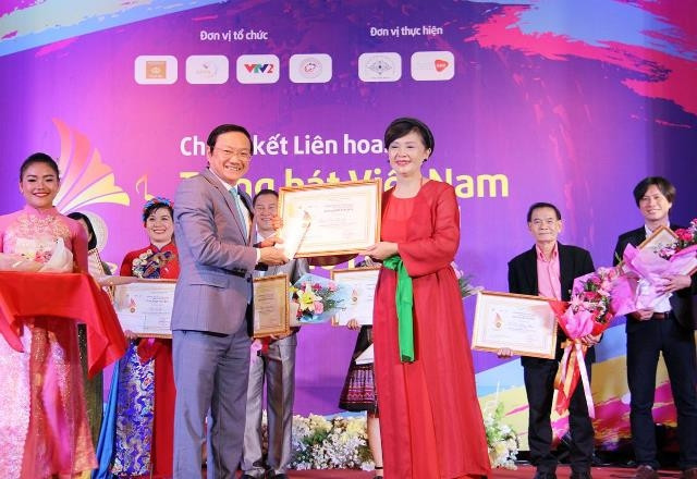 Đại sứ Nguyễn Bá Hùng (trái) trao giải nhất cho thí sinh Nguyễn Thị Kim Liên, đoàn Thái-lan.