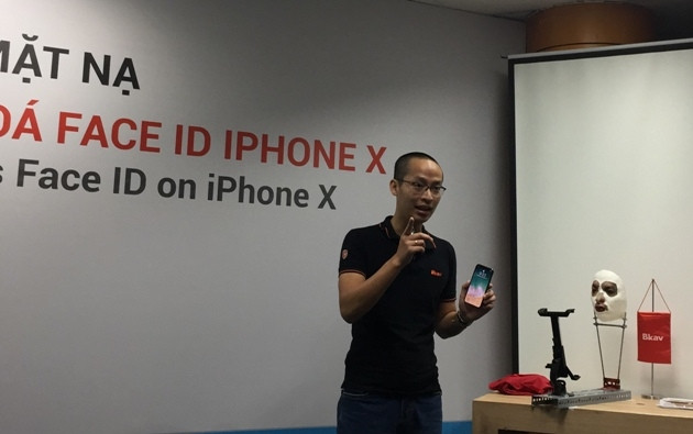 Phó Chủ tịch phụ trách an ninh mạng Bkav Ngô Tuấn Anh trình diễn cách mặt nạ mở khóa Face ID iPhone X