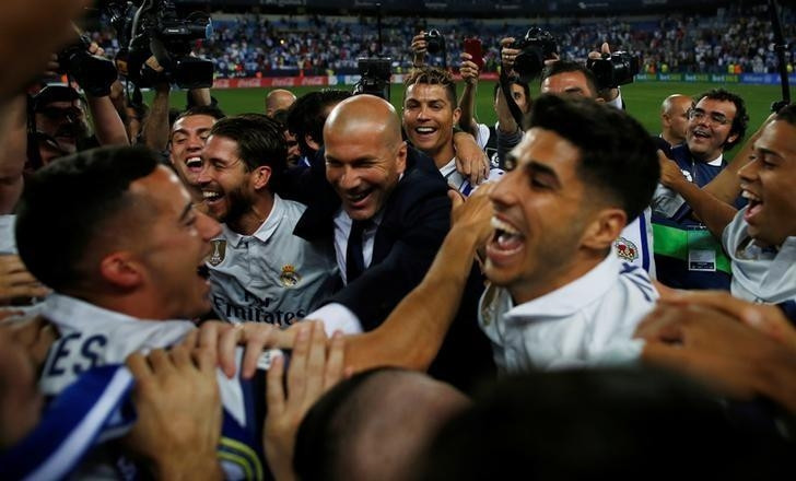 Thầy trò huấn luyện viên Zinedine Zidane vỡ òa ăn mừng chức vô địch La Liga đầu tiên của Real sau năm năm. 