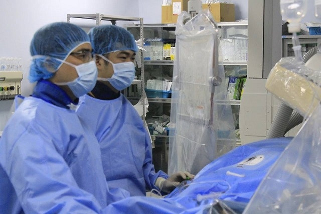 Các bác sĩ Trung tâm Tim mạch tiến hành can thiệp cấp cứu cho bệnh nhân cao tuổi bị nhồi máu não cấp.